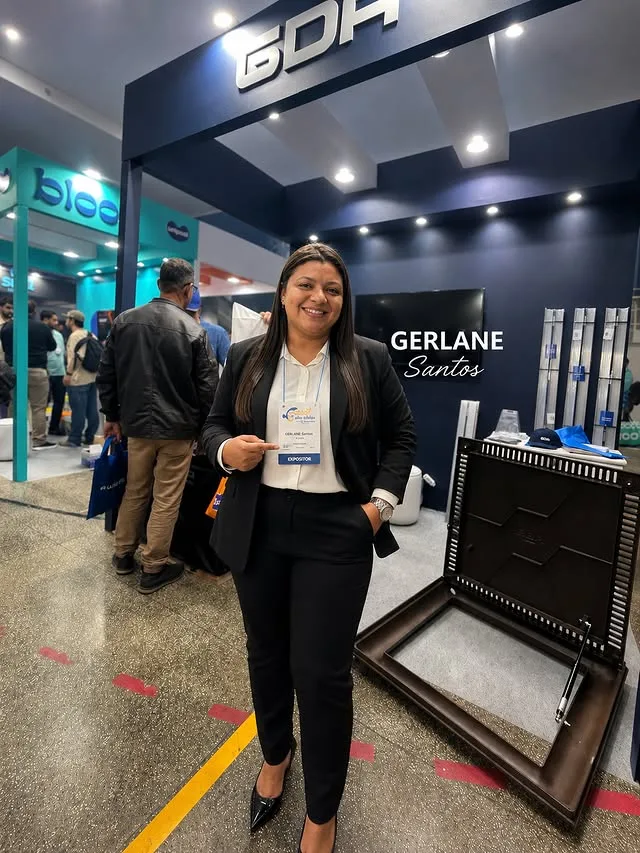 Gerlane Santos, fundadora da Standard Pool, em estande de feira do setor de piscinas